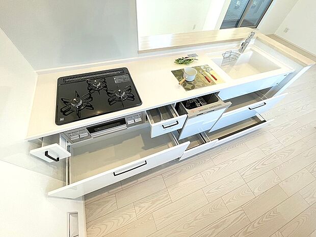 内装〜kitchen〜  食洗機やスライド収納を搭載した対面タイプのシステムキッチン
