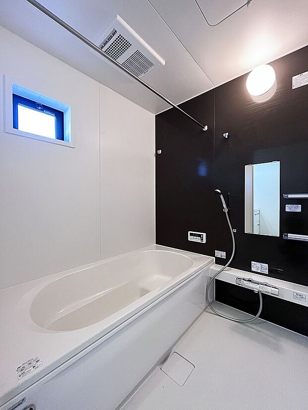 内装〜bathroom〜　 浴室には窓！浴室は湿気がたまりやすく、換気扇だけではどうしてもカビが出やすいです 　2号棟