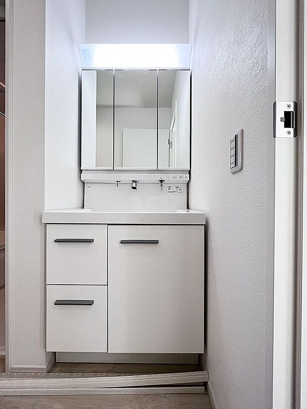 内装〜washroom〜　 毎日の身だしなみを整えやすく、鏡の後ろの収納スペースに散らかりやすい小物等を整理整頓出来ます。　1号棟