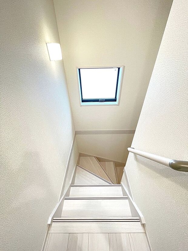 内装〜staircase〜 安全面に配慮、手すり付階段 　2号棟