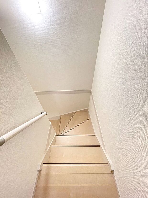 内装〜staircase〜 安全面に配慮、手すり付階段 　5号棟
