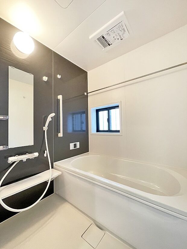 内装〜bathroom〜　 浴室には窓！浴室は湿気がたまりやすく、換気扇だけではどうしてもカビが出やすいです  E号棟 