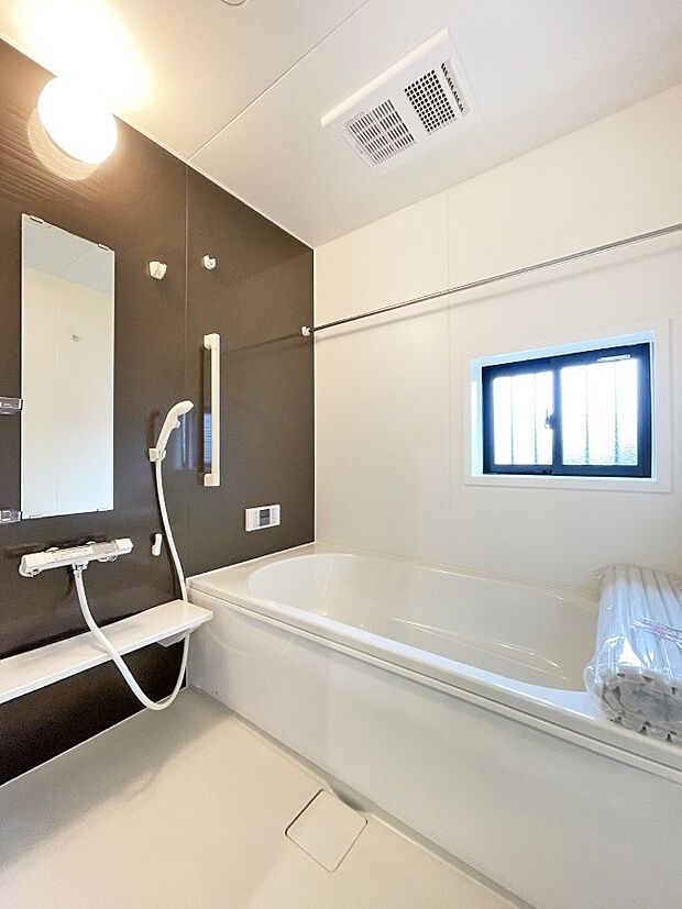 内装〜bathroom〜　 浴室には窓！浴室は湿気がたまりやすく、換気扇だけではどうしてもカビが出やすいです  D号棟 