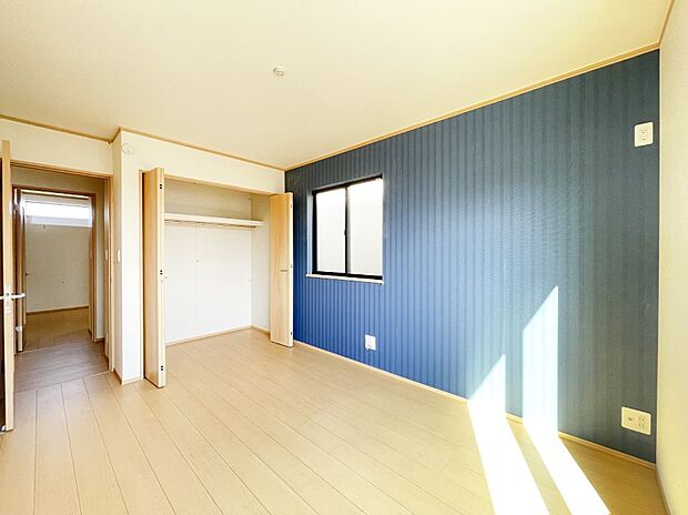 内装〜bedroom〜　 たっぷりの収納スペースで快適に暮らせそう  B号棟 