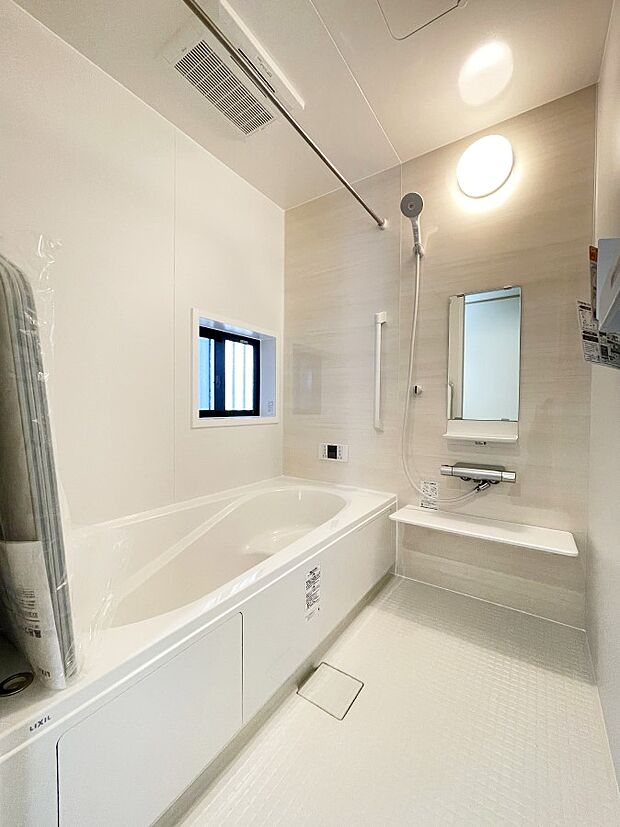 内装〜bathroom〜　 浴室には窓！浴室は湿気がたまりやすく、換気扇だけではどうしてもカビが出やすいです  B号棟 