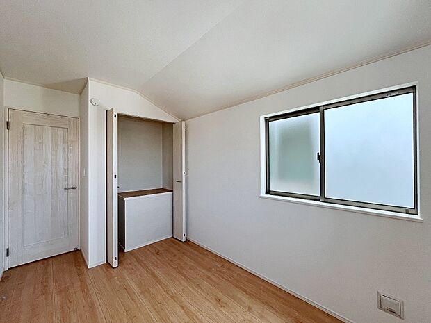 内装〜bedroom〜　 便利な全居室収納スペース付 　2号棟 