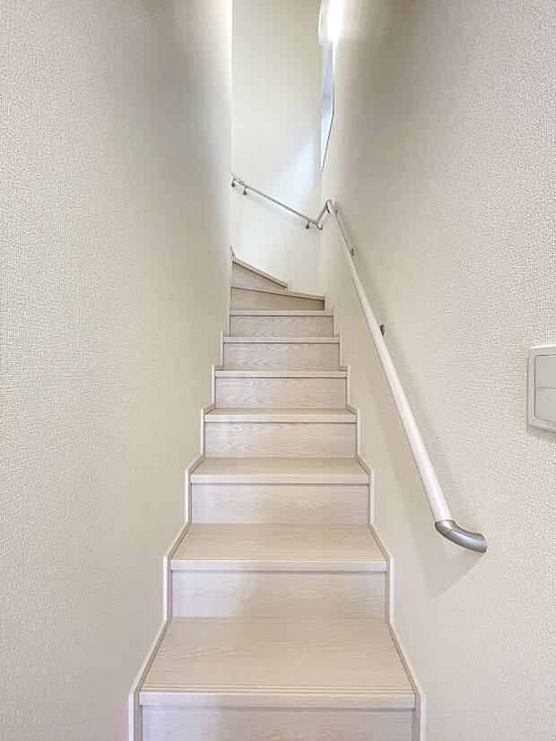 内装〜staircase〜 安全面に配慮、手すり付階段 　2号棟