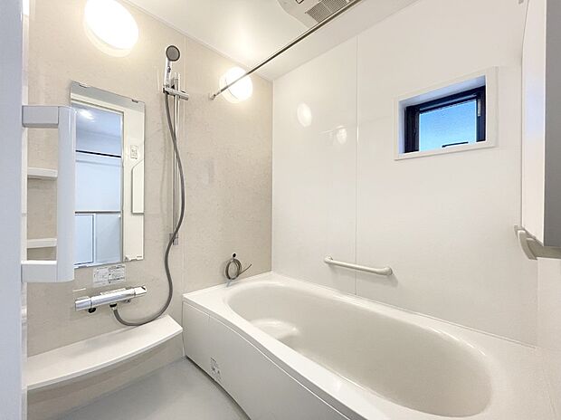内装〜bathroom〜　 浴室には窓！浴室は湿気がたまりやすく、換気扇だけではどうしてもカビが出やすいです 　Ｄ号棟