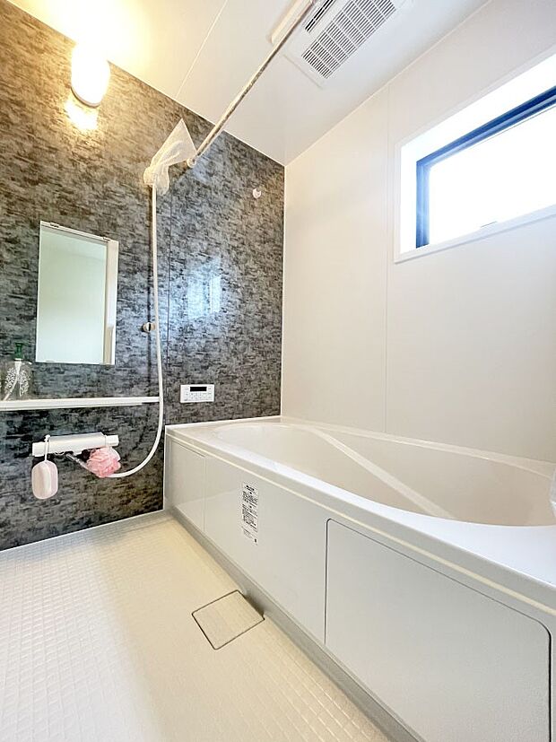 内装〜bathroom〜　 浴室には窓！浴室は湿気がたまりやすく、換気扇だけではどうしてもカビが出やすいです 