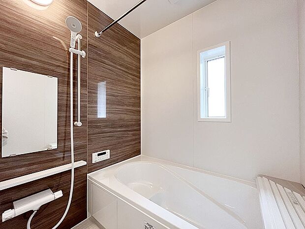 内装〜bathroom〜　 浴室には窓！浴室は湿気がたまりやすく、換気扇だけではどうしてもカビが出やすいです  　3号棟