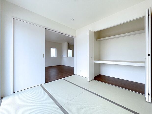 内装〜Japanese‐style room〜 お客様がいらした時、お子様の遊び場、寝室など和室があるのは嬉しいですね　2号棟  