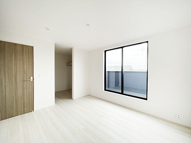 内装〜bedroom〜南向きバルコニーに面した明るい雰囲気の洋室  
