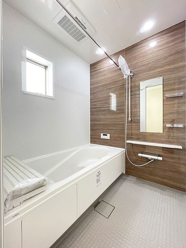 内装〜bathroom〜　 浴室には窓！浴室は湿気がたまりやすく、換気扇だけではどうしてもカビが出やすいです　3号棟   