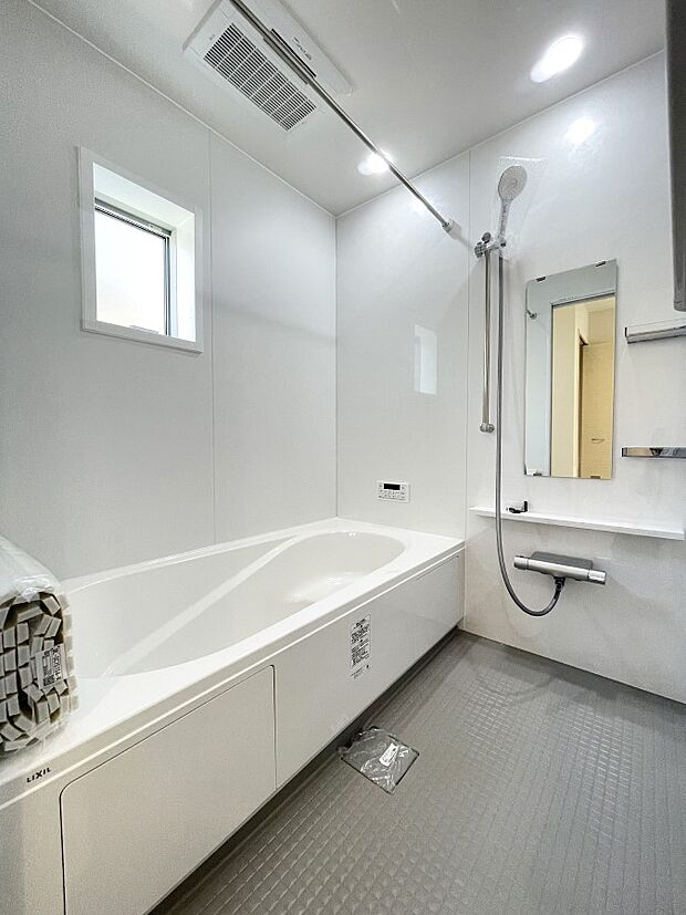 内装〜bathroom〜　 浴室には窓！浴室は湿気がたまりやすく、換気扇だけではどうしてもカビが出やすいです　2号棟  