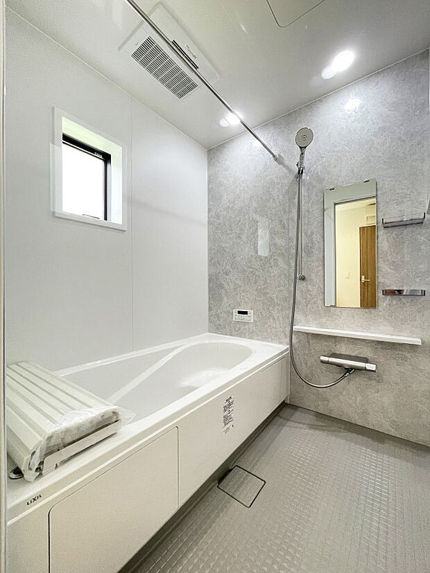 内装〜bathroom〜　 浴室には窓！浴室は湿気がたまりやすく、換気扇だけではどうしてもカビが出やすいです　1号棟 