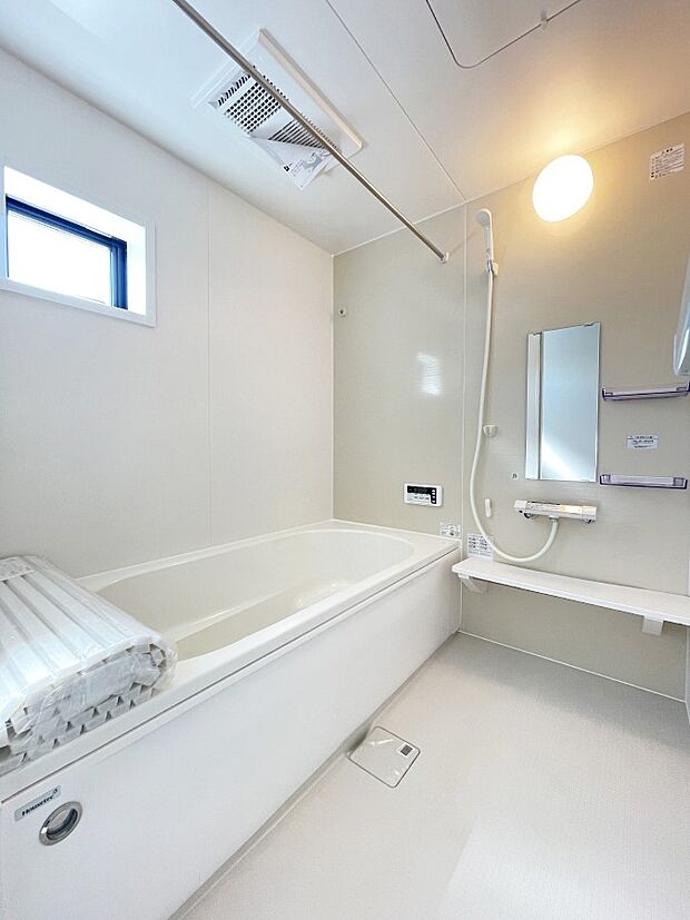 内装〜bathroom〜　 浴室には窓！浴室は湿気がたまりやすく、換気扇だけではどうしてもカビが出やすいです  1号棟 