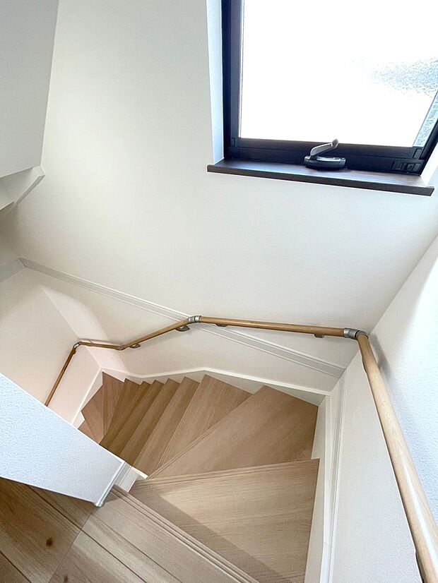 内装〜staircase〜 安全面に配慮、手すり付階段 