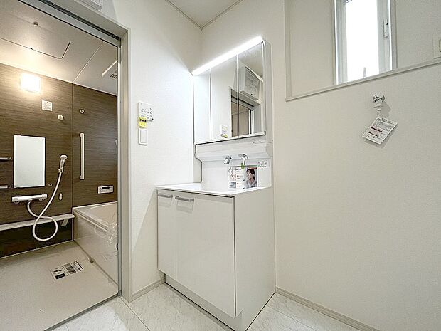 内装〜washroom〜使い勝手の良いシャンプードレッサー機能付き洗面化粧台を採用11号棟