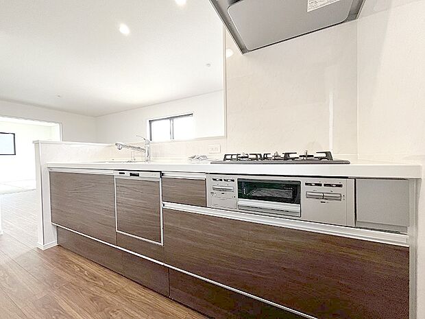 内装〜kitchen〜　 食洗機を備えたキッチンシステム、家族の笑顔が向き合う対面タイプ7号棟