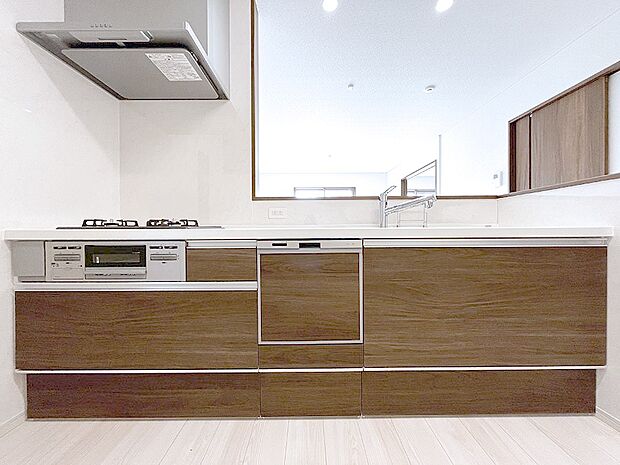 内装〜kitchen〜　 食洗機を備えたキッチンシステム、家族の笑顔が向き合う対面タイプ　4号棟