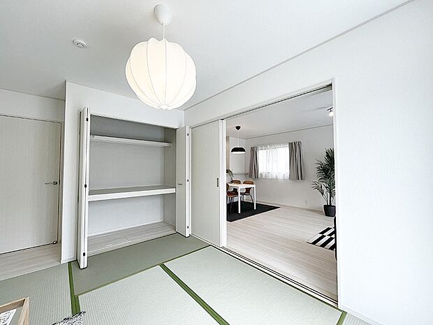 内装〜Japanese‐style room〜ＬＤＫとつながる開放的な和室を設けた住まい　1号棟