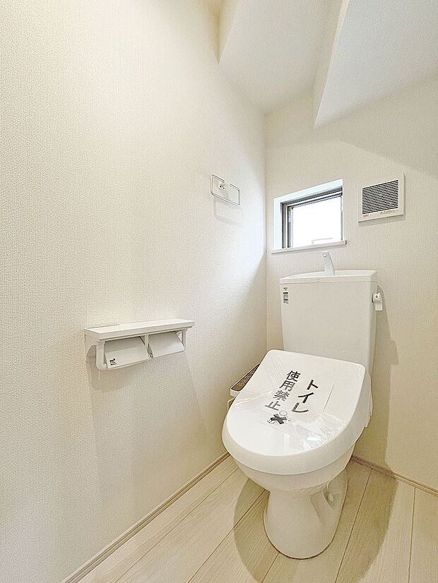 内装〜toilet〜綺麗・スッキリ・快適なウォシュレット付トイレでくつろげる空間です。3号棟