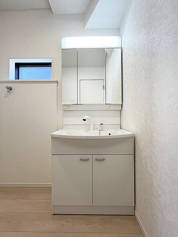 内装〜washroom〜　 毎日の身だしなみを整えやすく、鏡の後ろの収納スペースに散らかりやすい小物等を整理整頓出来ます。　8号棟