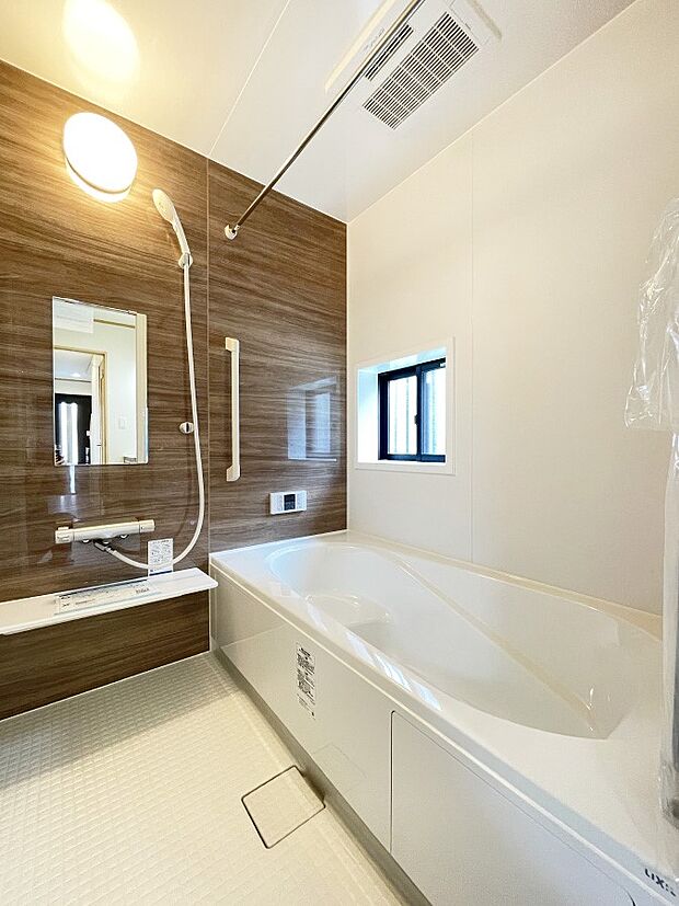 内装〜bathroom〜　 浴室には窓！浴室は湿気がたまりやすく、換気扇だけではどうしてもカビが出やすいです 3号棟
