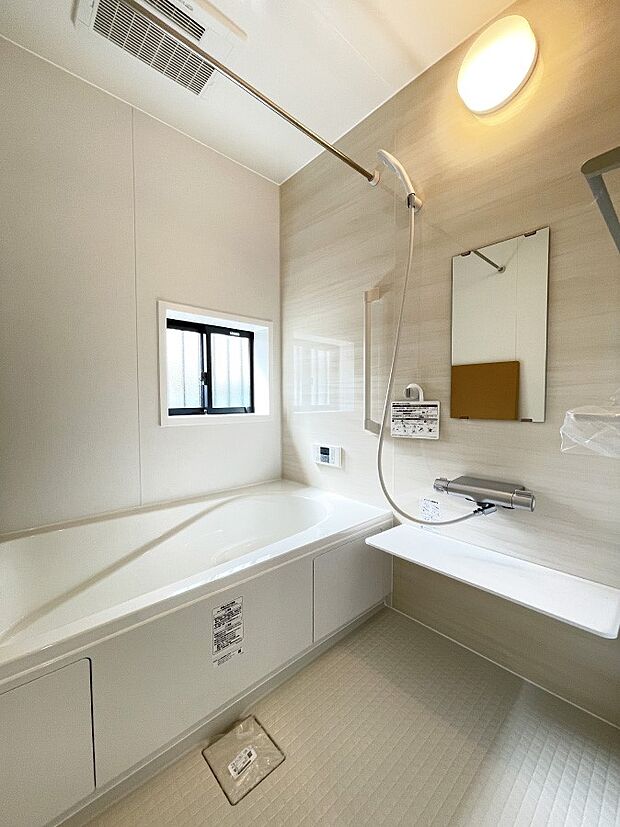 内装〜bathroom〜　 浴室には窓！浴室は湿気がたまりやすく、換気扇だけではどうしてもカビが出やすいです  1号棟 