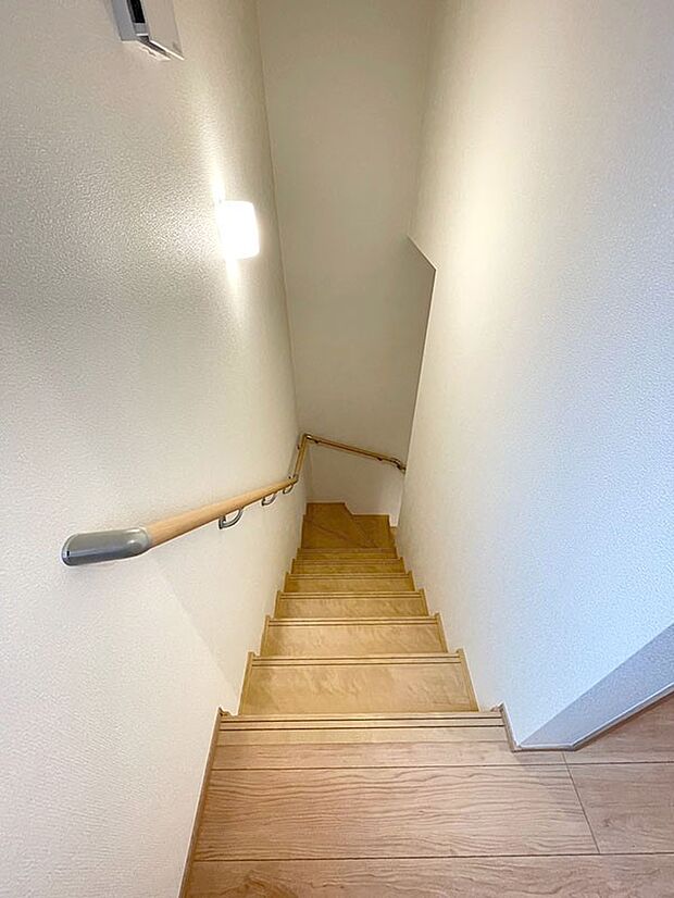 内装〜staircase〜 安全面に配慮、手すり付階段 　Ｈ号棟