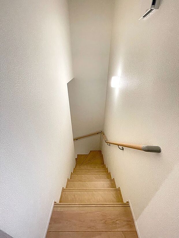 内装〜staircase〜 安全面に配慮、手すり付階段 　Ｇ号棟