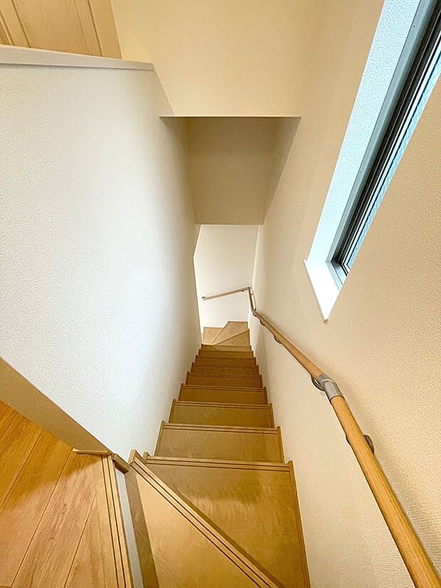 内装〜staircase〜 安全面に配慮、手すり付階段 　Ｆ号棟