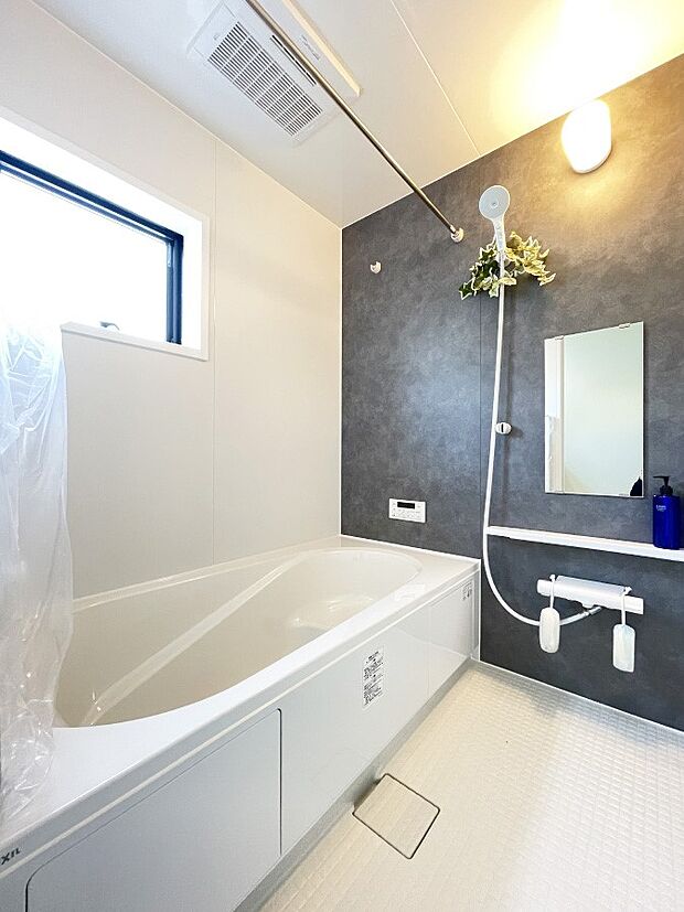 内装〜bathroom〜　 浴室には窓！浴室は湿気がたまりやすく、換気扇だけではどうしてもカビが出やすいです 1号棟