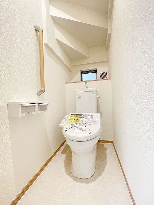 内装〜toilet〜綺麗・スッキリ・快適なウォシュレット付トイレでくつろげる空間です。　3号棟