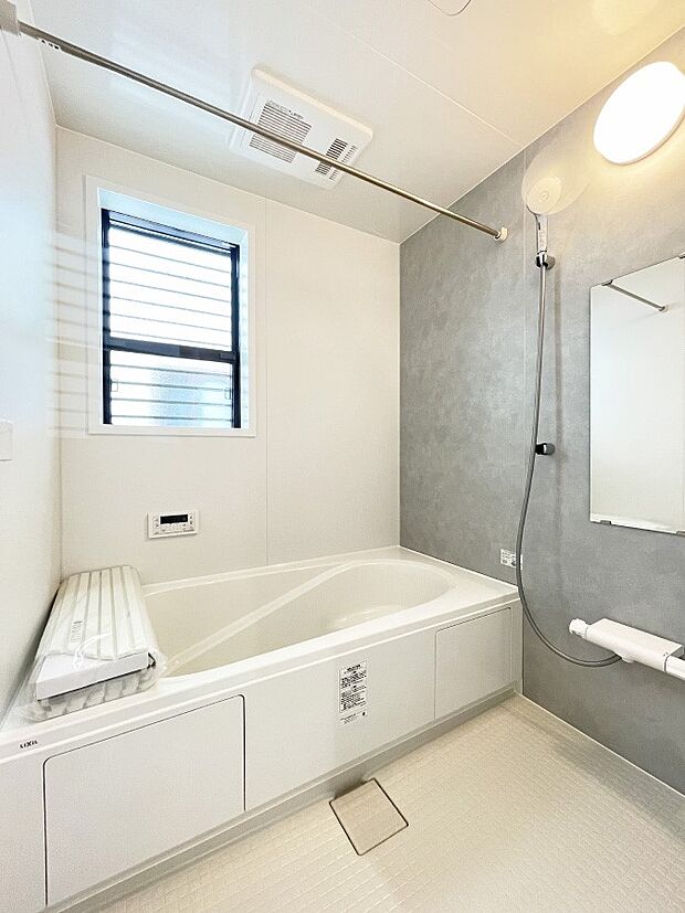 内装〜bathroom〜　 浴室には窓！浴室は湿気がたまりやすく、換気扇だけではどうしてもカビが出やすいです 　1号棟   