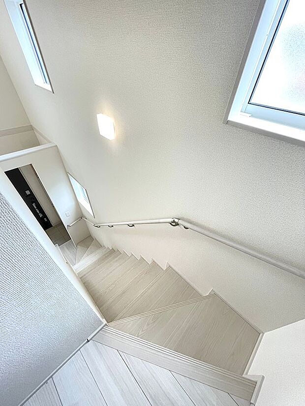 内装〜staircase〜 安全面に配慮、手すり付階段 