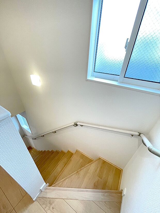 内装〜staircase〜 安全面に配慮、手すり付階段 　3号棟