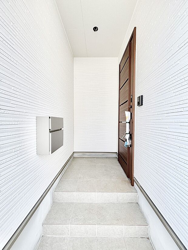 大切な家族、来客を出迎える玄関。