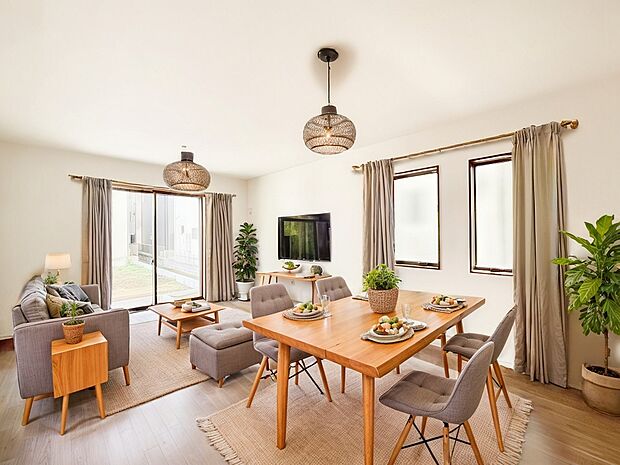 ご家族の賑やかな話し声で包まれる明るいリビング ※家具はCGです