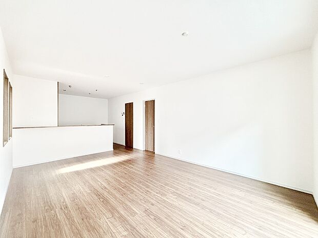 明るい陽光が注ぎ、寛ぎの雰囲気に満たされるリビング・ダイニング。