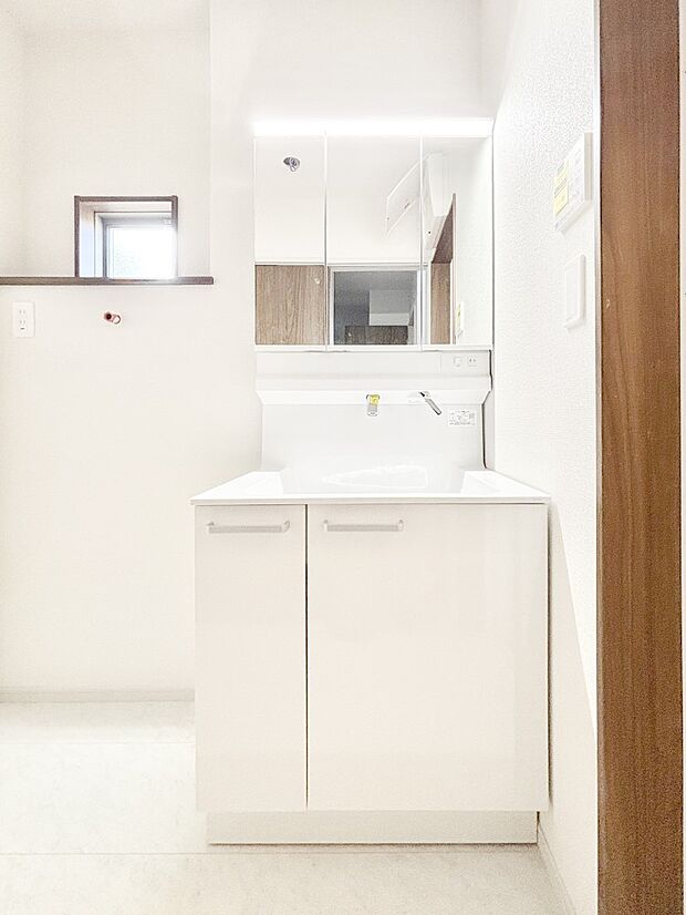 三面鏡が嬉しい洗面化粧台です。