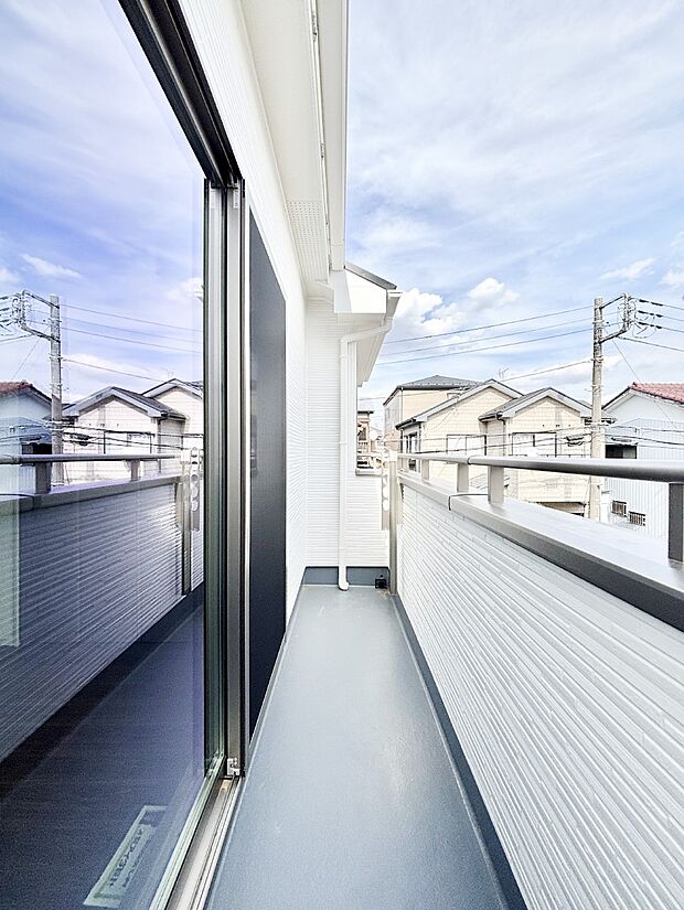 ゆったりバルコニーだから沢山お洗濯ものを干せます。