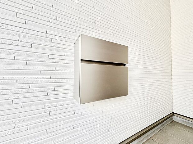 シンプルデザインのポスト。