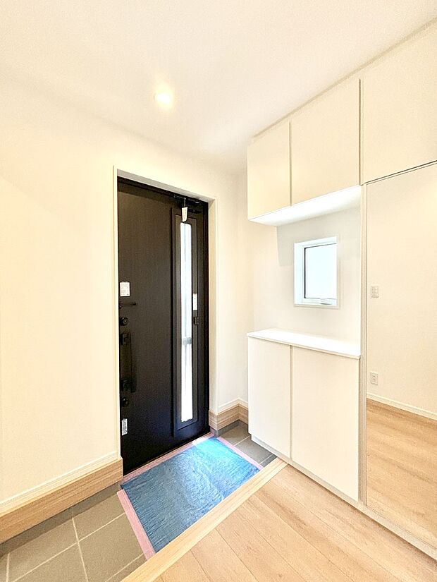 明るい玄関はお客様をお出迎えするのにぴったりです!