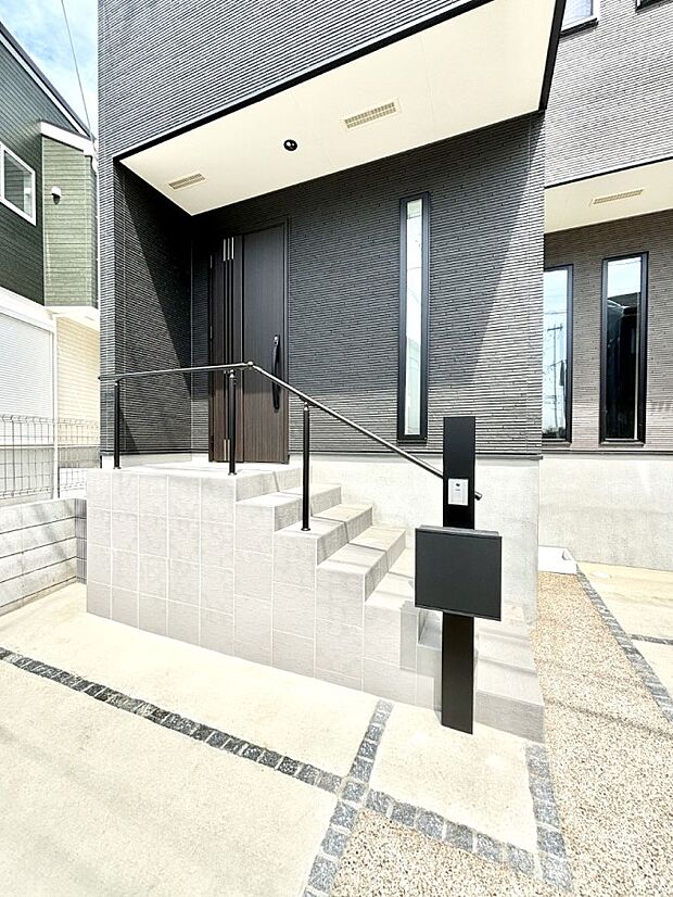 大切な家族、来客を出迎える玄関。