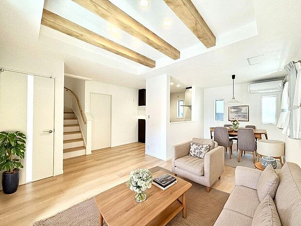 ご家族の賑やかな話し声で包まれる明るいリビング  ※家具はCGです