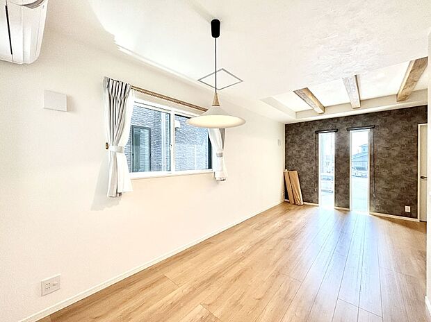 明るい陽光が注ぎ、寛ぎの雰囲気に満たされるリビング・ダイニング。