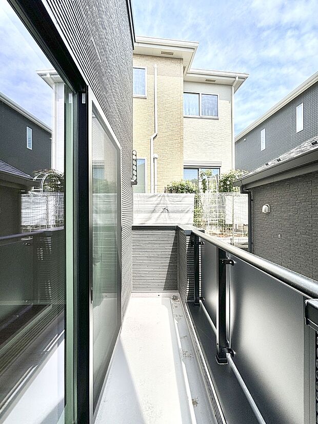 暖かな陽光が降り注ぐバルコニーはお洗濯におすすめ。爽やかな風も心地よいです。