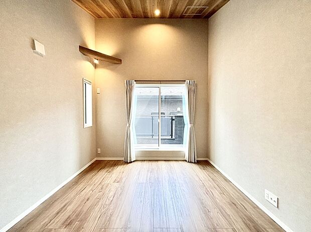 バルコニーが開放感をプラスしてくれる洋室