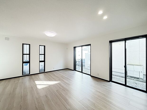 大きな窓からたっぷりの陽光と風を感じられるリビング